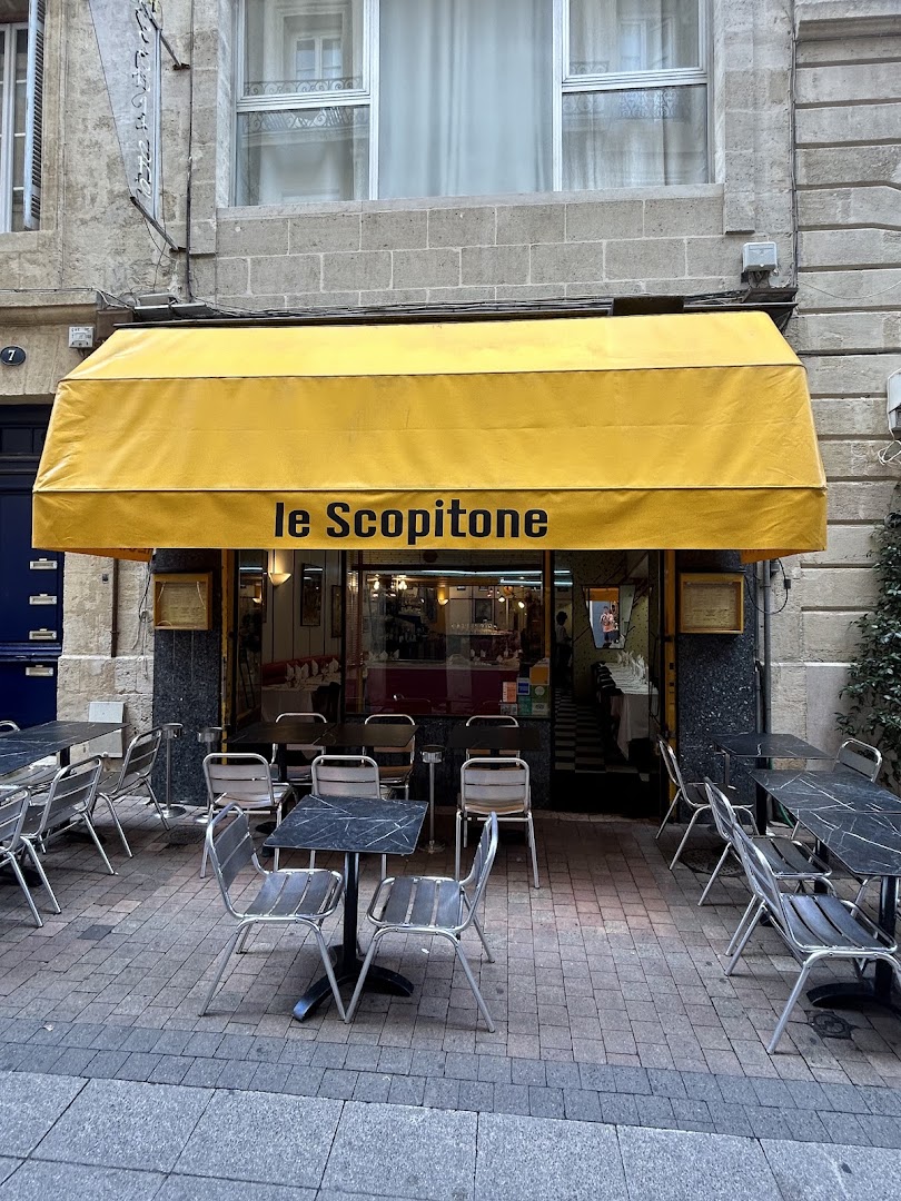 Façade jaune et terrasse du restaurant Le Scopitone à Bordeaux