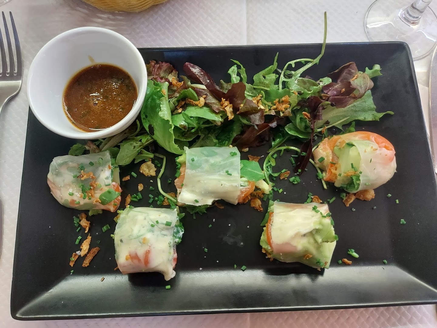 Bouchées et salade présentées sur une assiette sombre