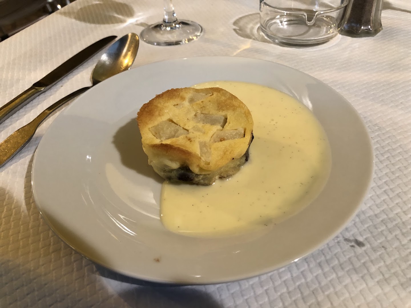 Dessert nappé de crème dans une assiette blanche