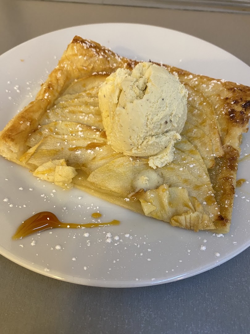 Dessert fin accompagné d’une quenelle glacée